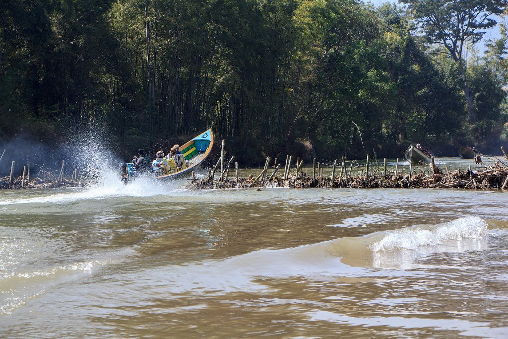 28-Dam in the channel to Inn Thein to keep a certain waterlevel in the dry season.jpg